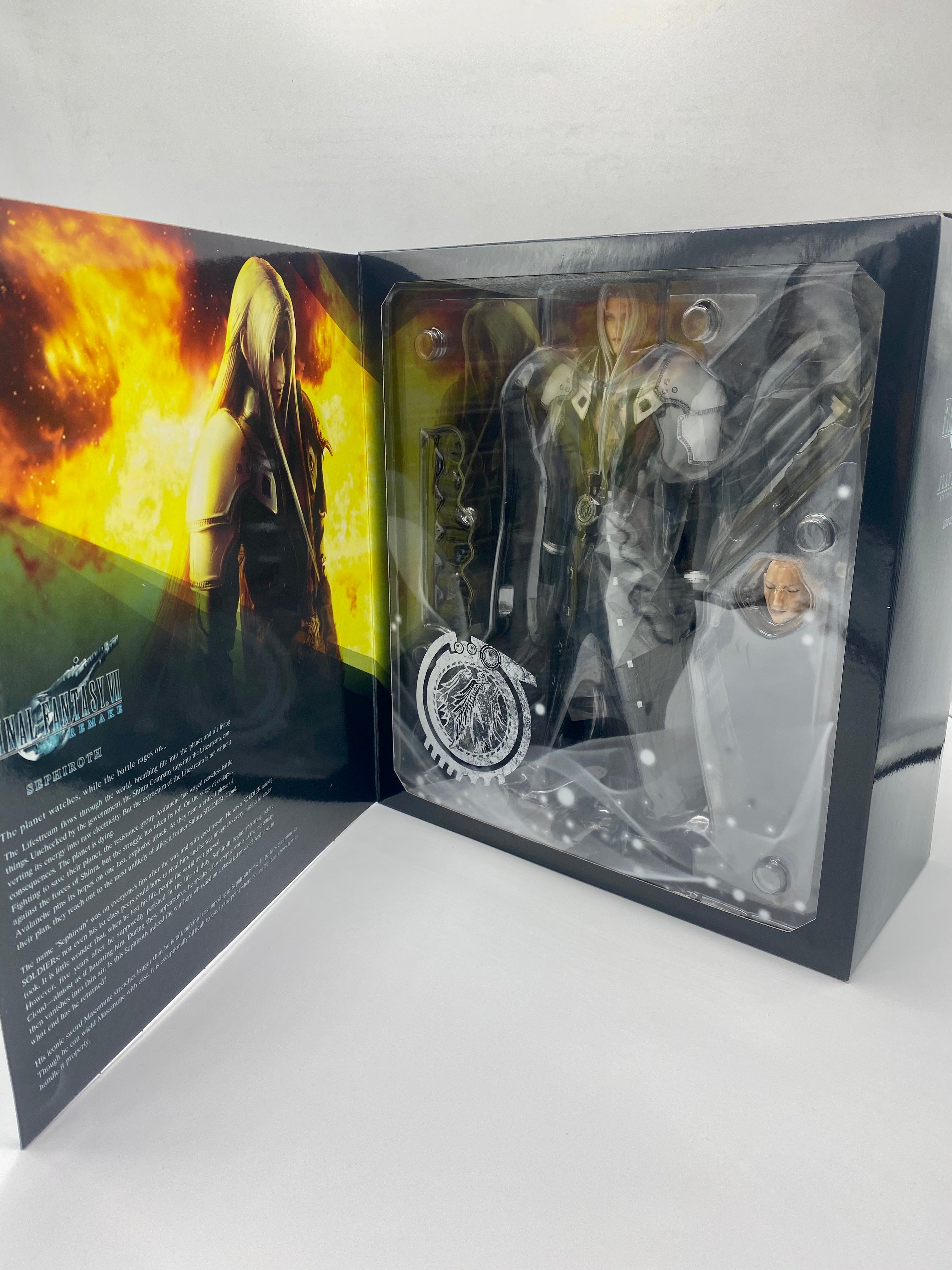 *CREASED BOX* FINAL FANTASY 7 PLAY ARTS KAI - SEPHIROTH