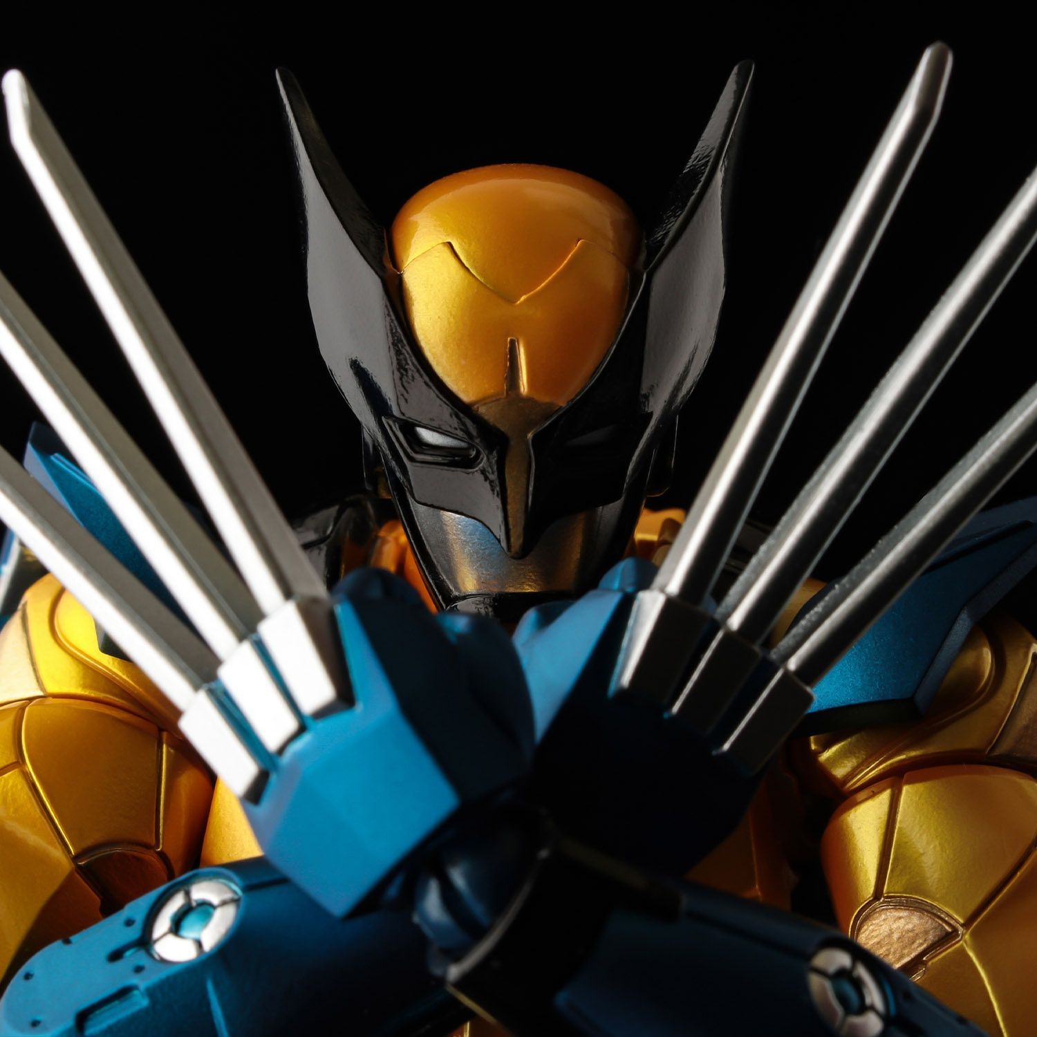 *CREASED BOX* Sentinel Fighting Armor Iron Wolverine Action Figure